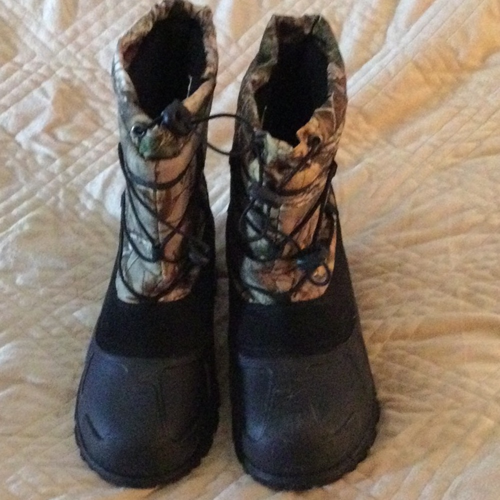 Boy’s snow boots, size 7